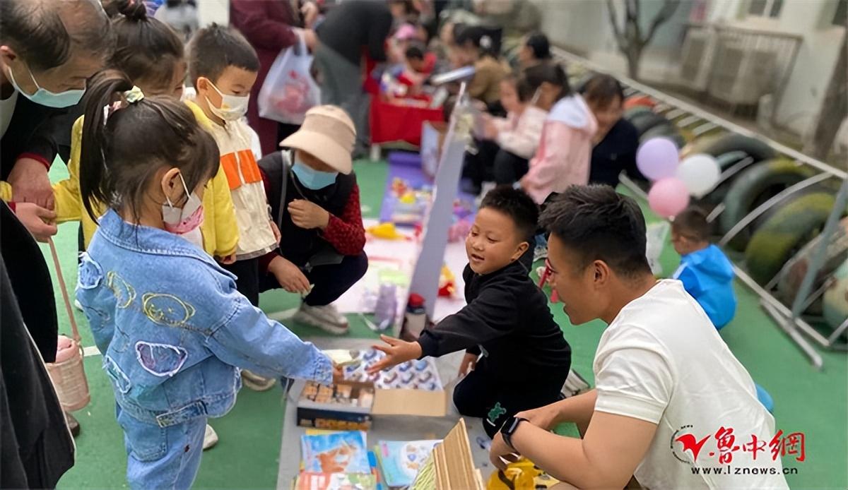 跳骚市场幼儿园活动方案_幼儿园跳骚市场广告语_幼儿园跳骚市场海报